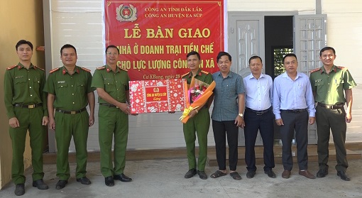 Công an huyện bàn giao nhà ở doanh trại tiền chế cho lực lượng công an xã